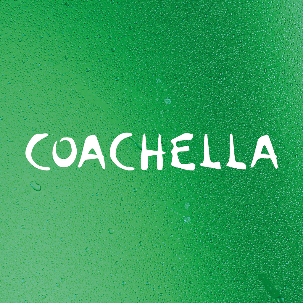 Texte Coachella en blanc sur fond vert texturé avec gouttes d’eau.