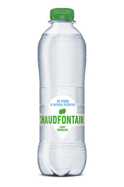 Doorzichtige plastic fles Chaudfontaine natuurlijk licht bruisend mineraalwater, met groene dop en etiket met de tekst « 60 years of natural filtration – Light Sparkling ».