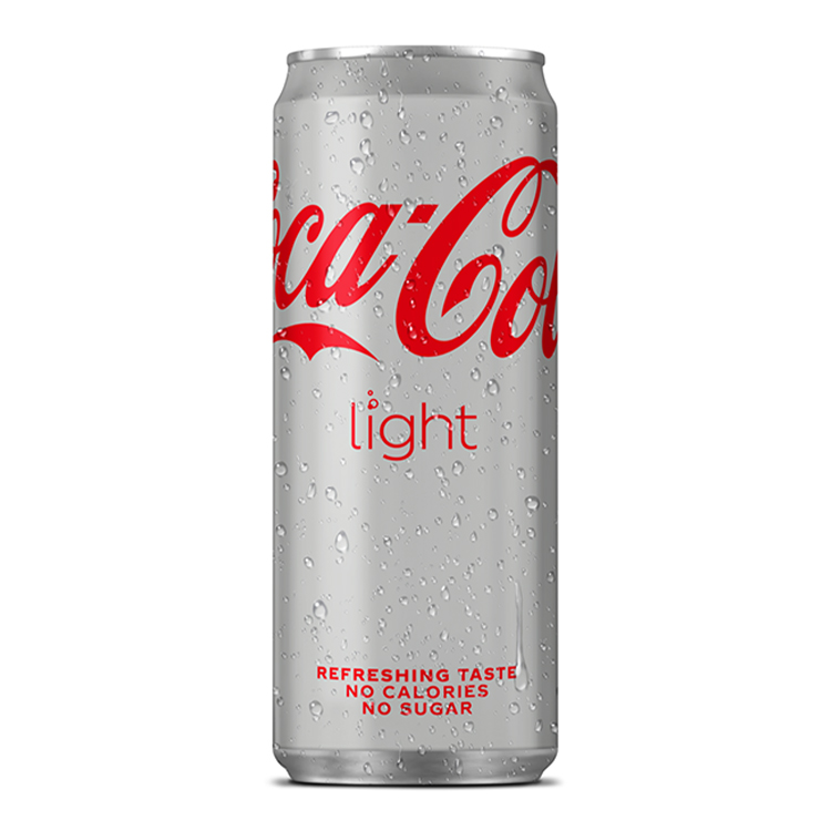 Afbeelding van een zilverkleurig Coca-Cola Light-blik met het rode logo “Coca-Cola” en daaronder het kleine rode woord “light”. Onderaan staat in rood de tekst “Refreshing Taste, No Calories, No Sugar”, en het blik is bedekt met kleine waterdruppels.