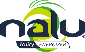 Logo op witte achtergrond met het woord "nalu" in gestileerde donkerblauwe kleine letters, met een groen-gele cirkel erachter, en de woorden "fruity energizer" in kleine witte letters op een blauwe achtergrond.