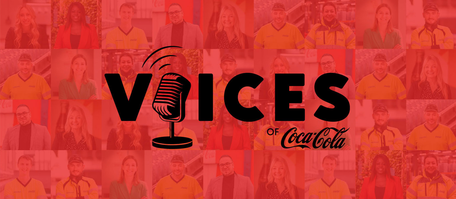 Afbeelding met een rode achtergrond, samengesteld uit portretten van mensen in verschillende kleding, waaronder sommige in het gele Coca-Cola-uniform. In het midden staat in het zwart de tekst "Voices of Coca-Cola", waarbij de letter "O" is vervangen door een tekening van een microfoon die geluidsgolven uitzendt. De afbeelding verwijst naar een reeks interviews of getuigenissen van Coca-Cola-medewerkers.