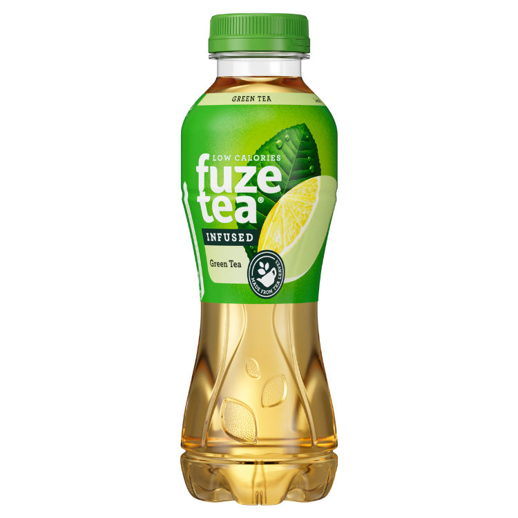 Fles Fuze Tea groene thee, groene etikettering met blad, limoenpart en theeblad-logo. Lichtgele drank, opschrift “Infused Green Tea” en “Low Calories”.