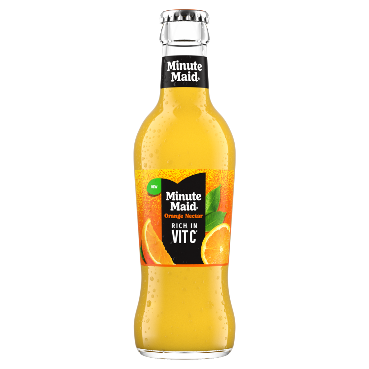 Een doorzichtige glazen fles Minute Maid Orange Nectar. De fles bevat oranje vruchtensap en het etiket heeft een zwart hartvormig ontwerp met de tekst: "Minute Maid Orange Nectar" en "Rich in Vit C". Het etiket toont ook plakjes sinaasappel en enkele groene bladeren.