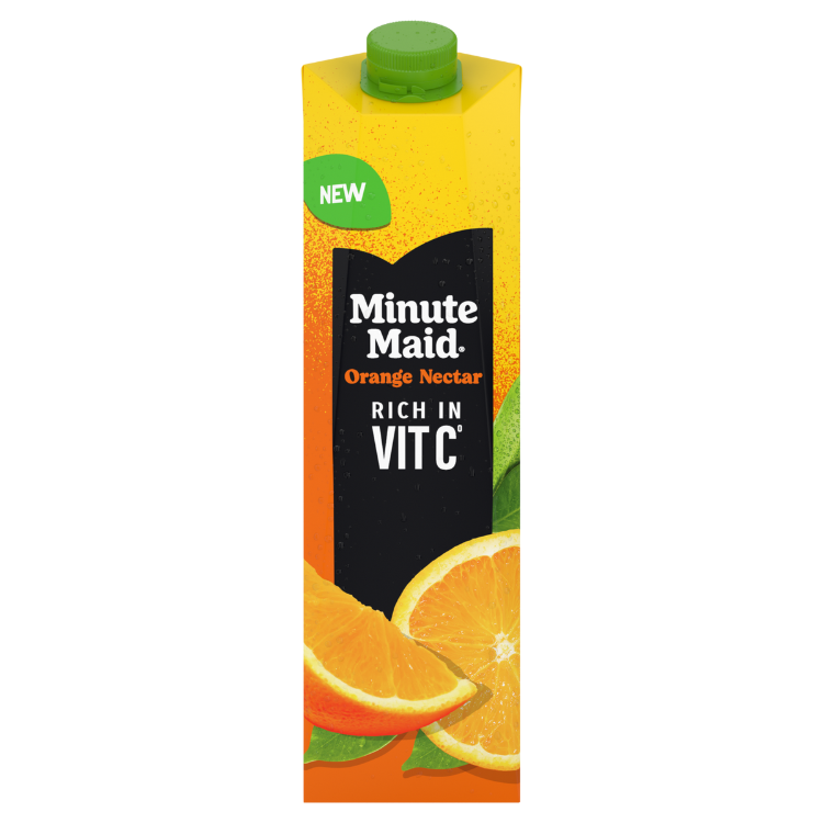 Een kartonnen verpakking van Minute Maid Orange Nectar met een gele en oranje kleur. Het etiket toont een zwart hartvormig ontwerp met de witte tekst "Minute Maid Orange Nectar" en "Rich in Vit C". Er is ook een groene dop aan de bovenkant en afbeeldingen van verse sinaasappelschijfjes met groene bladeren op de verpakking.