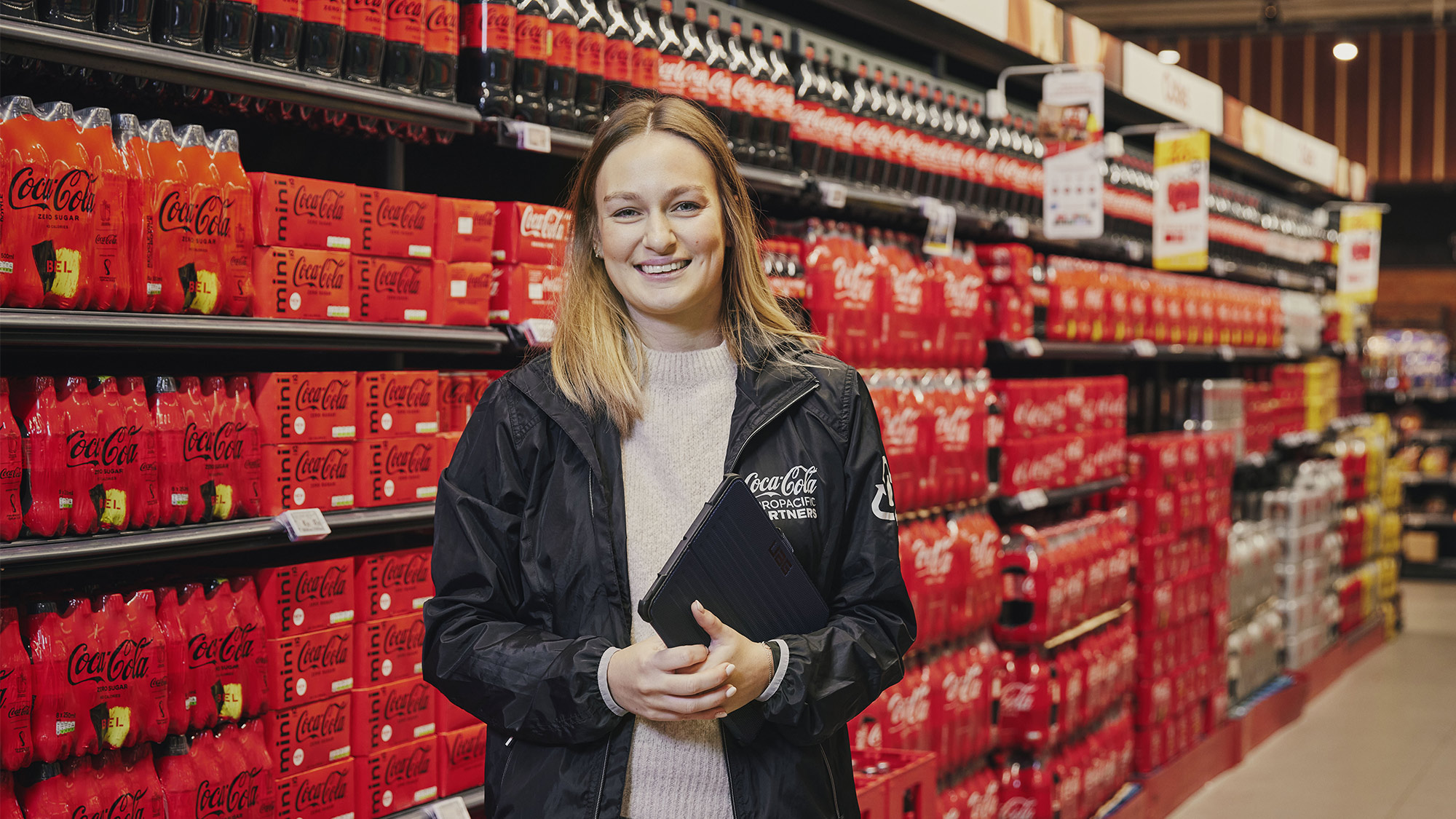 Astrid Brabanders poseert voor een rayon Coca-Cola