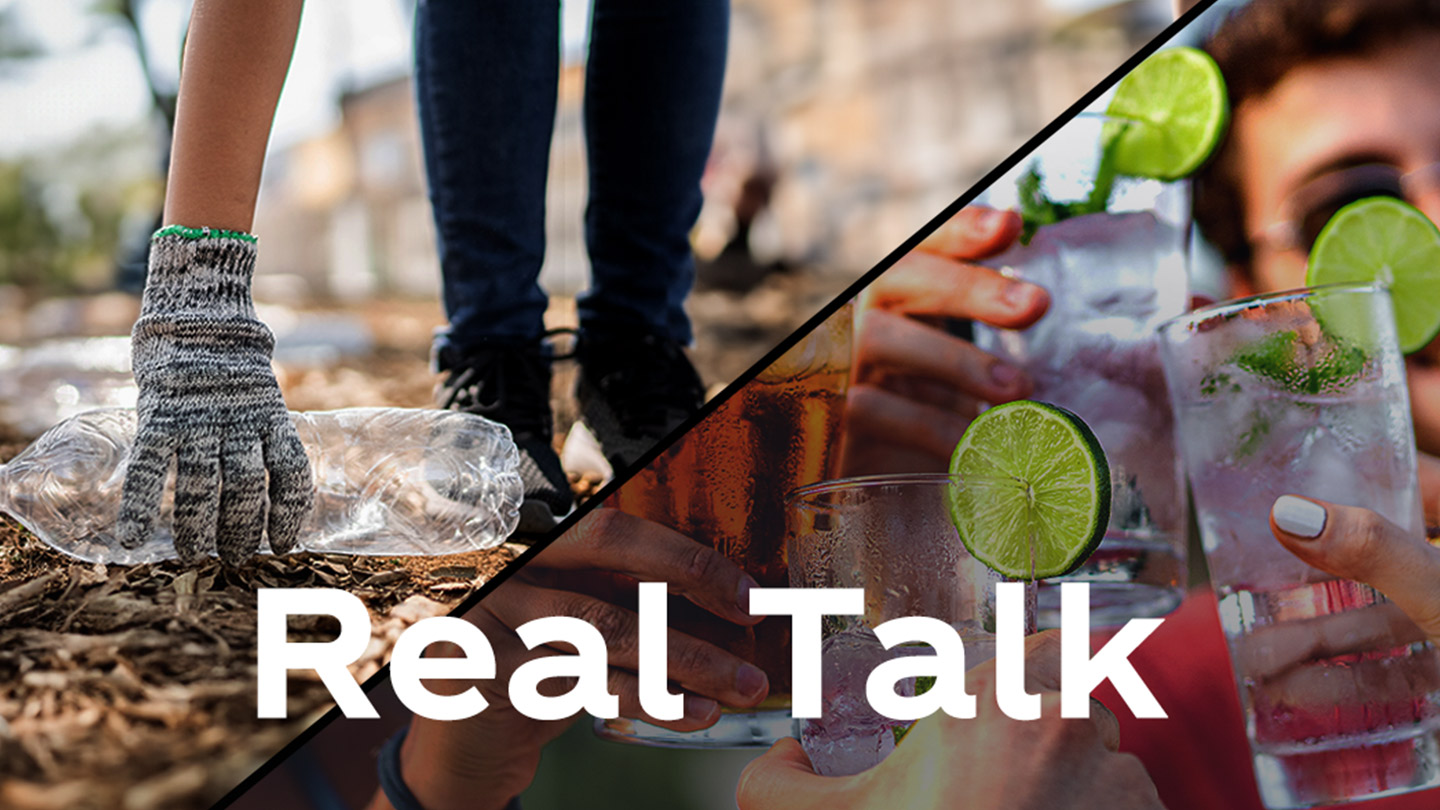 Banner in tweeën verdeeld met de tekst 'REAL TALK' in witte letters erop. Links zie je een gehandschoende hand die een plastic fles op een bosgrond opraapt, rechts zie je meerdere handen die proosten met glazen gevuld met een doorzichtige vloeistof, versierd met schijfjes limoen.