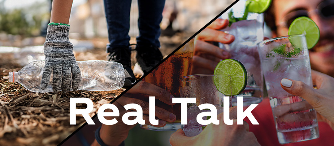 Bannière divisée en deux avec le texte "REAL TALK' écrit en blanc dessus. A gauche on voit une main gantée ramassant une bouteille en plastique sur un sol forestier, à droite on voit plusieurs mains trinquant avec des verres remplis de liquide transparent décorés de rondelles de citron vert