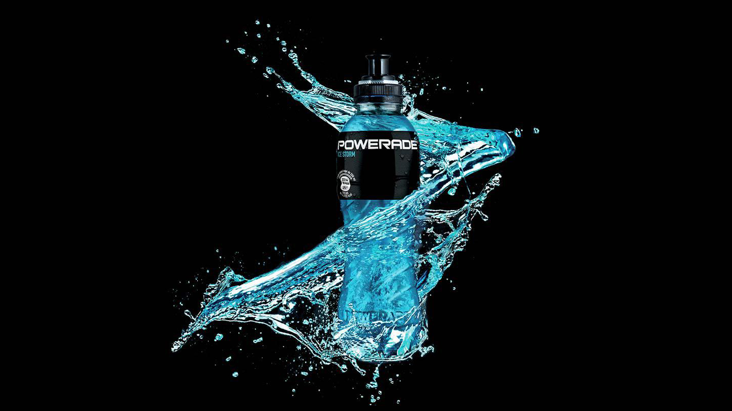 Media botella de Powerade con salpicaduras y fondo negro