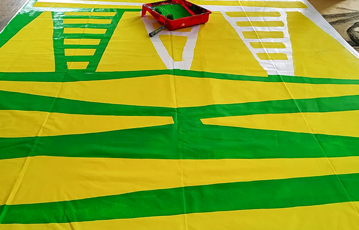 Los bolsos reciclados cuentan con un llamativo toque artístico