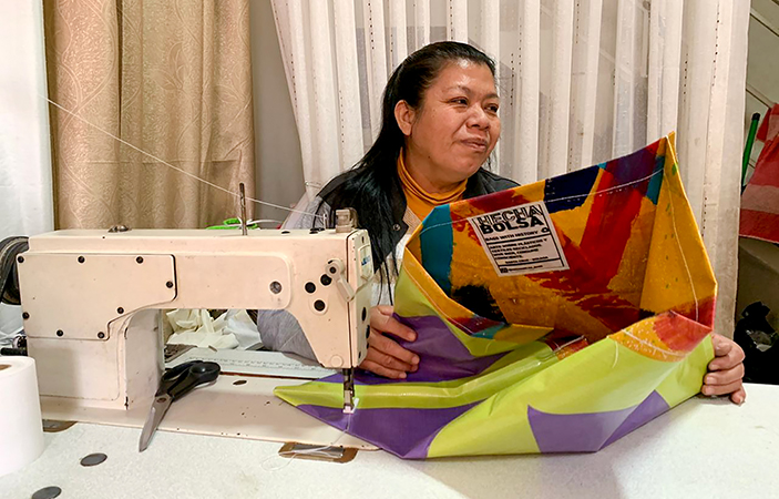 Una mujer cose un Ecobolso