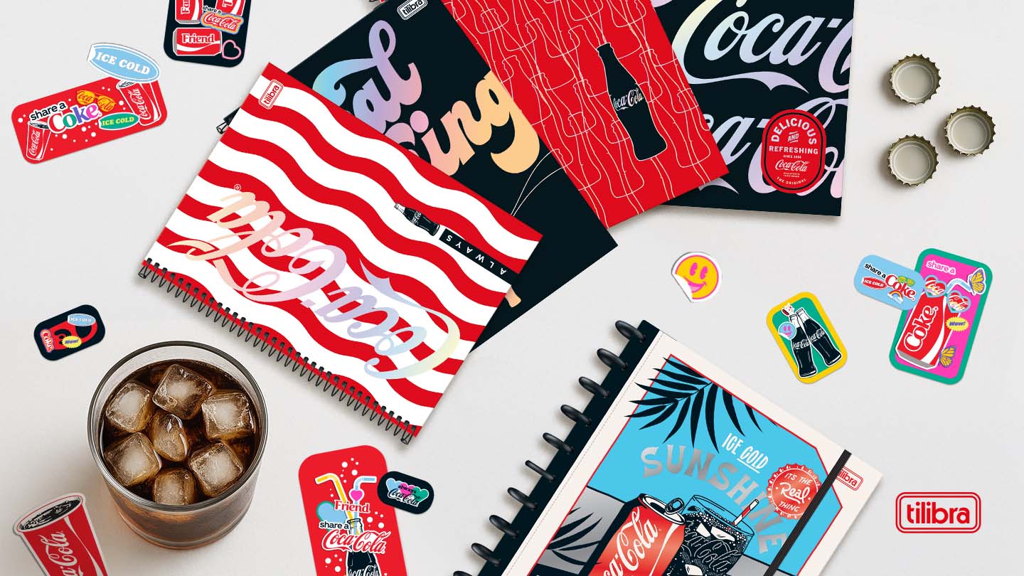 Uma mulher sentada em um banco, ouvindo música com seus fones de ouvido sem fio.