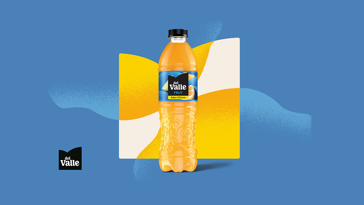 Uma garrafa de Del Valle Frut Sabor Cítricos sobre um fundo gráfico com as cores azul, laranja e branco 