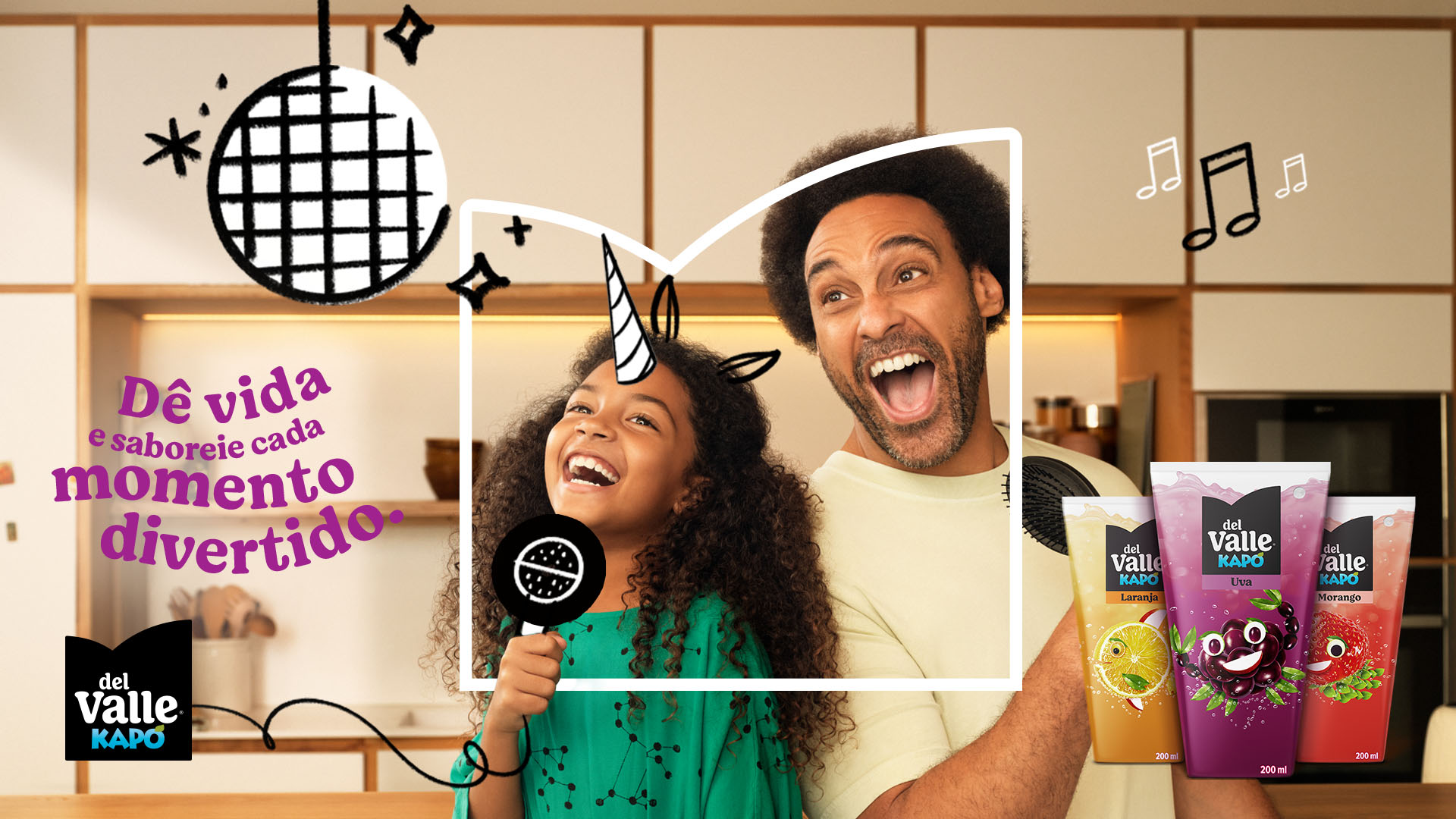 Uma criança com uma mochila de foguete desenhada nas costas é levantada por uma mulher, ambas sorriem olhando para o céu. A frase "Refresque a Imaginação" está escrita em letras grandes e coloridas. No canto inferior esquerdo, o logotipo da Del Valle Kapo.