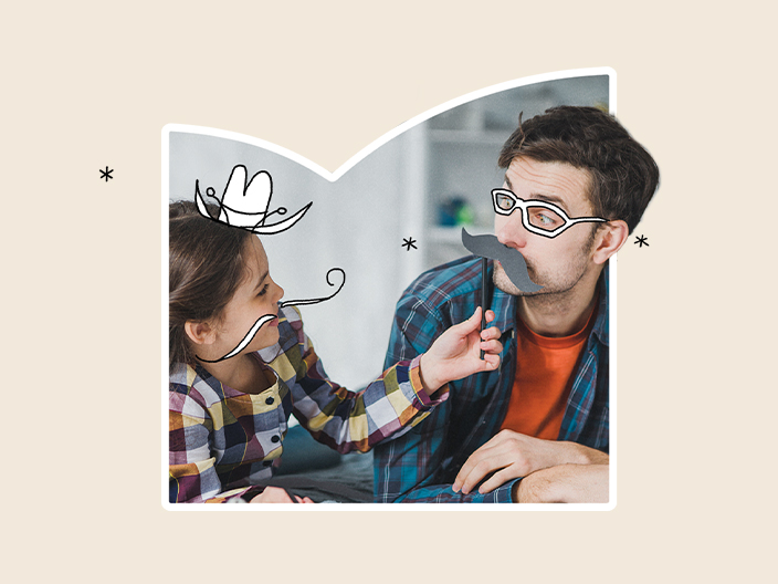 Criança e adulto brincando com acessórios de desenho animado, rabiscos de bigode e coroa