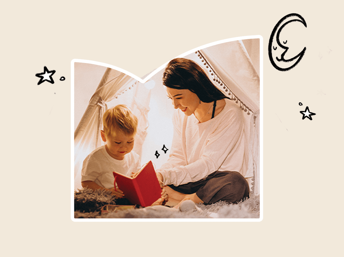 Mãe e filho aconchegados dentro de uma tenda iluminada, lendo um livro juntos. Desenhos de estrelas e lua crescente decoram a imagem, evocando uma atmosfera de ninar.