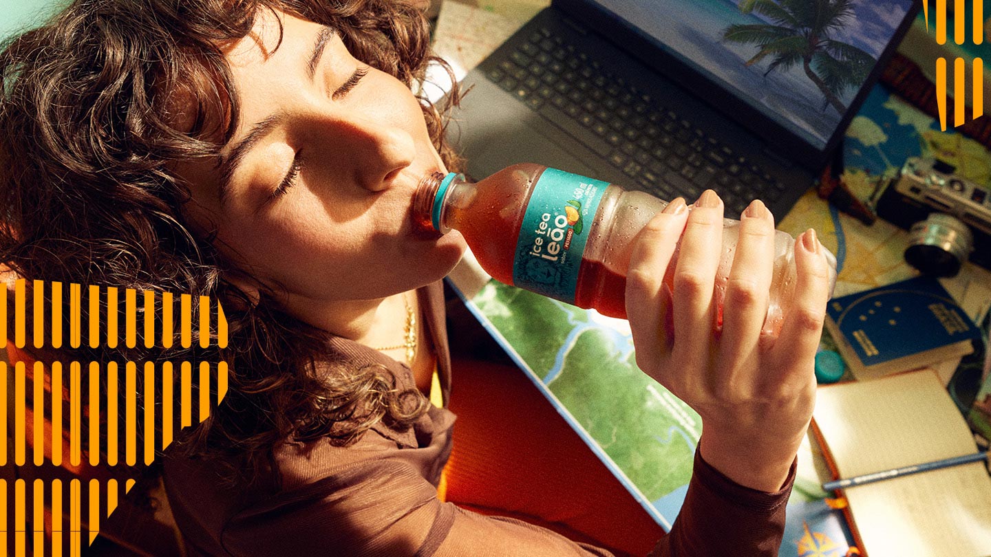 mulher bebendo uma garrafa de Chas Leão