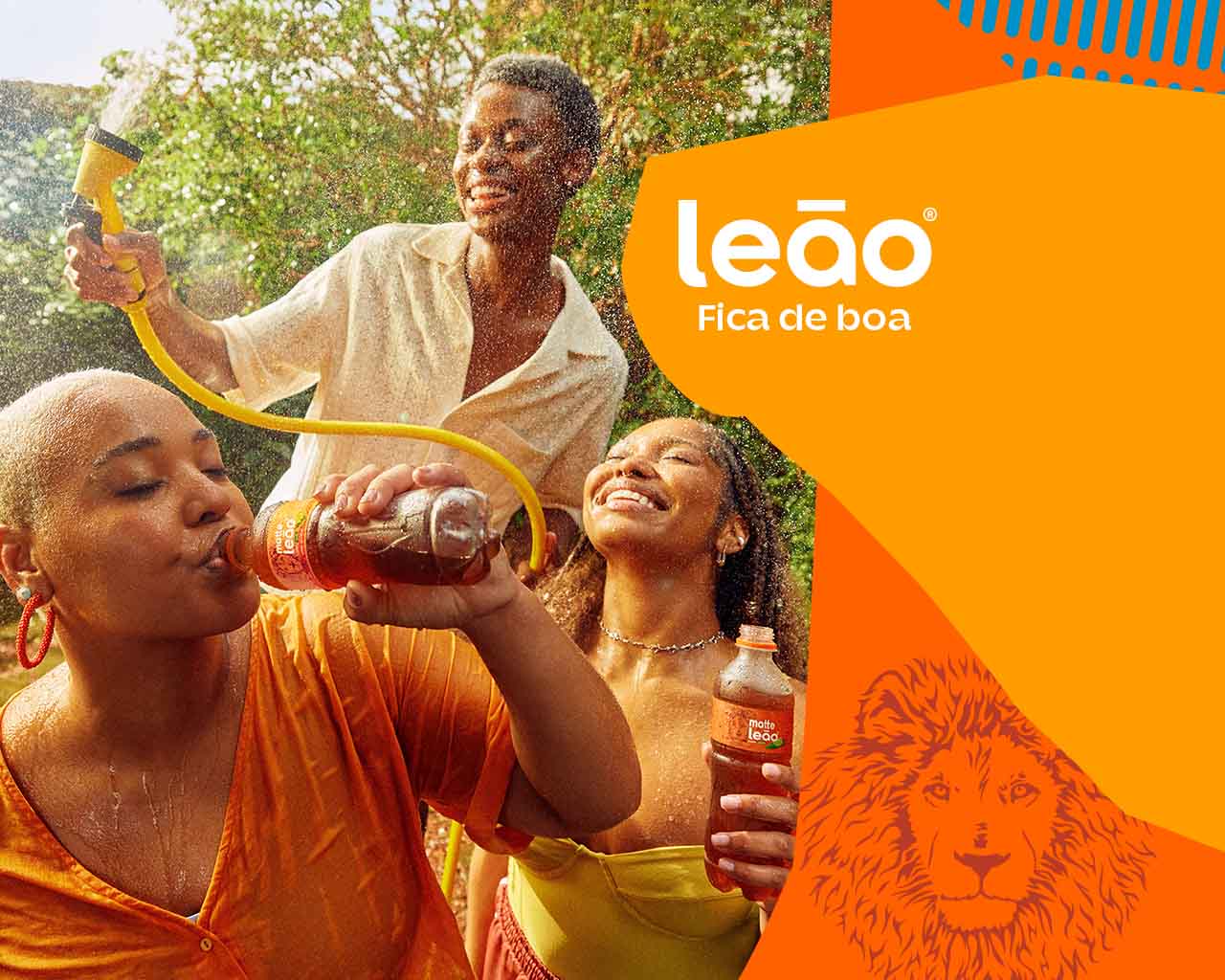 três pessoas se molhando com mangueira amarela tomando chas leao