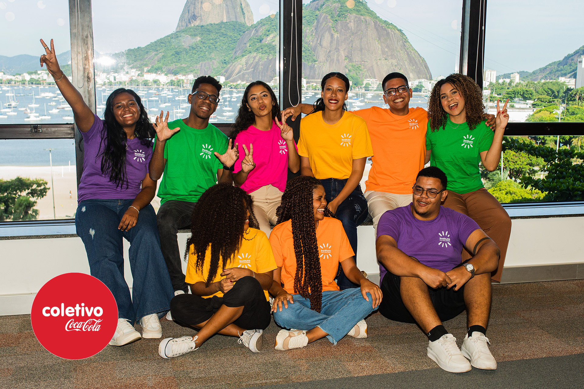 Grupo de jovens posando sorridentes.