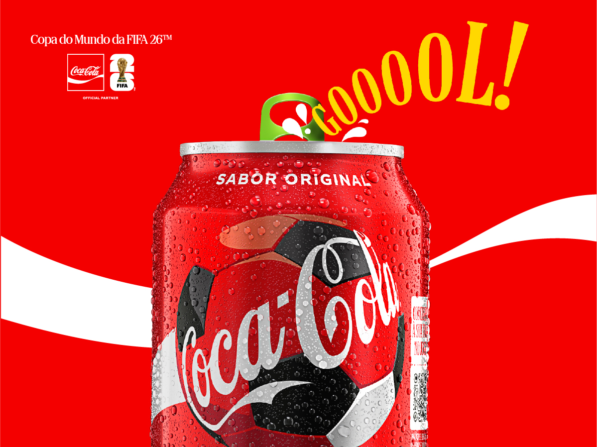 Anúncio vibrante da Coca-Cola para a Copa do Mundo FIFA 26™. Uma lata de Coca-Cola vermelha e gelada, com um design estilizado de bola de futebol, se abre com a exclamação amarela 'GOOOOOL!'