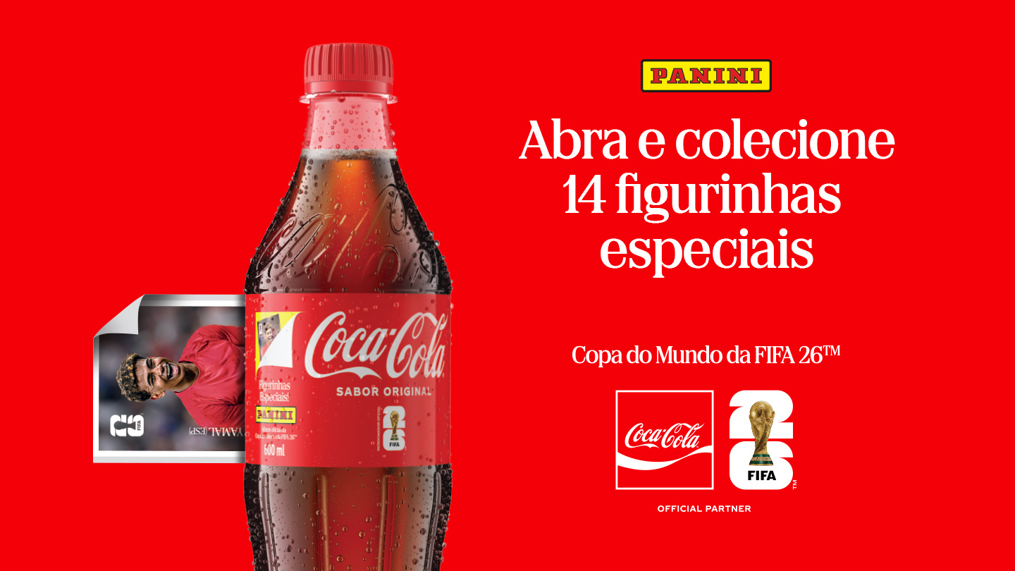 Garrafa de Coca-Cola revelando figurinha especial no rótulo.
