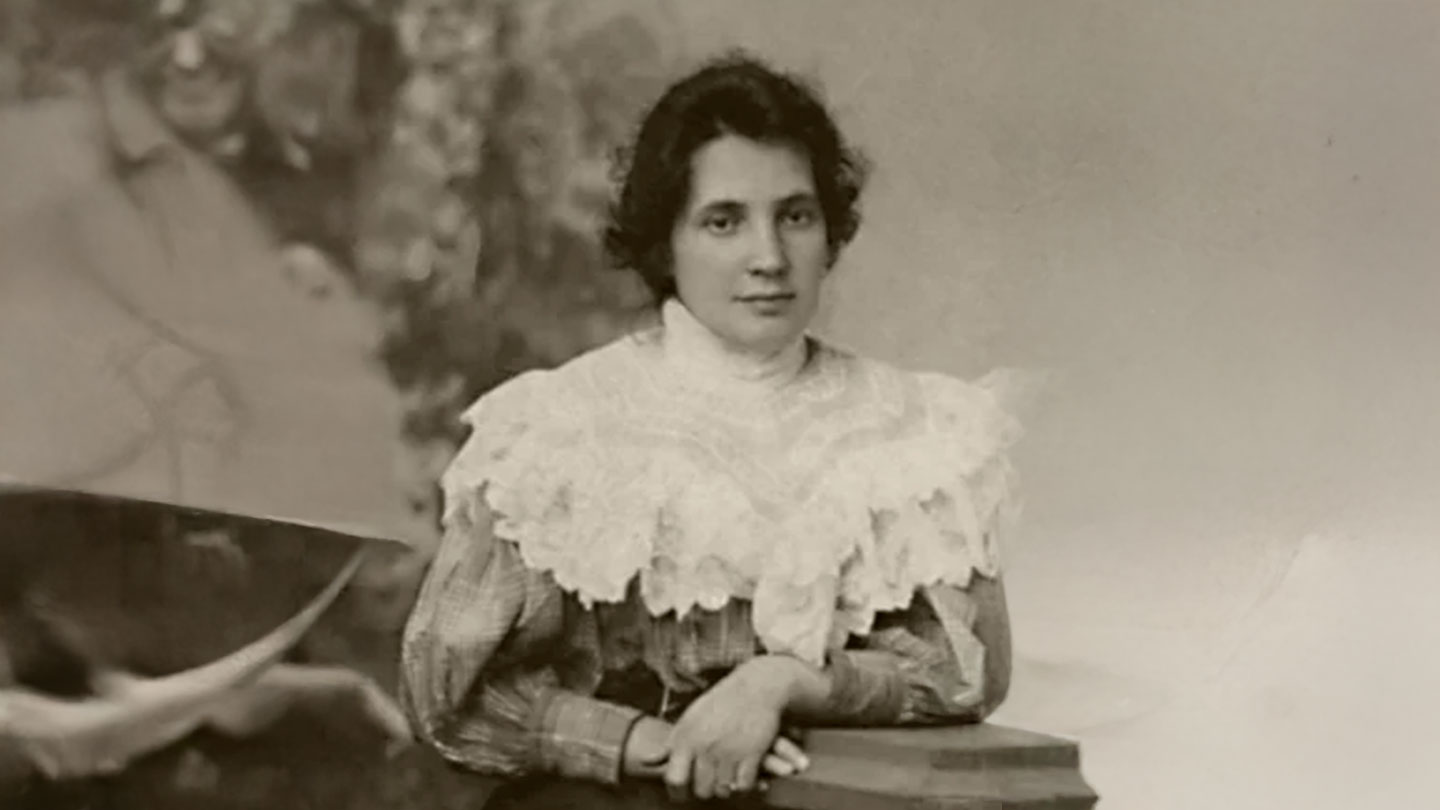 Senhora posando em uma foto antiga