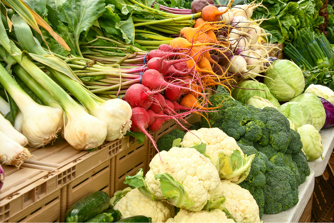 A table with assorted vegetables 