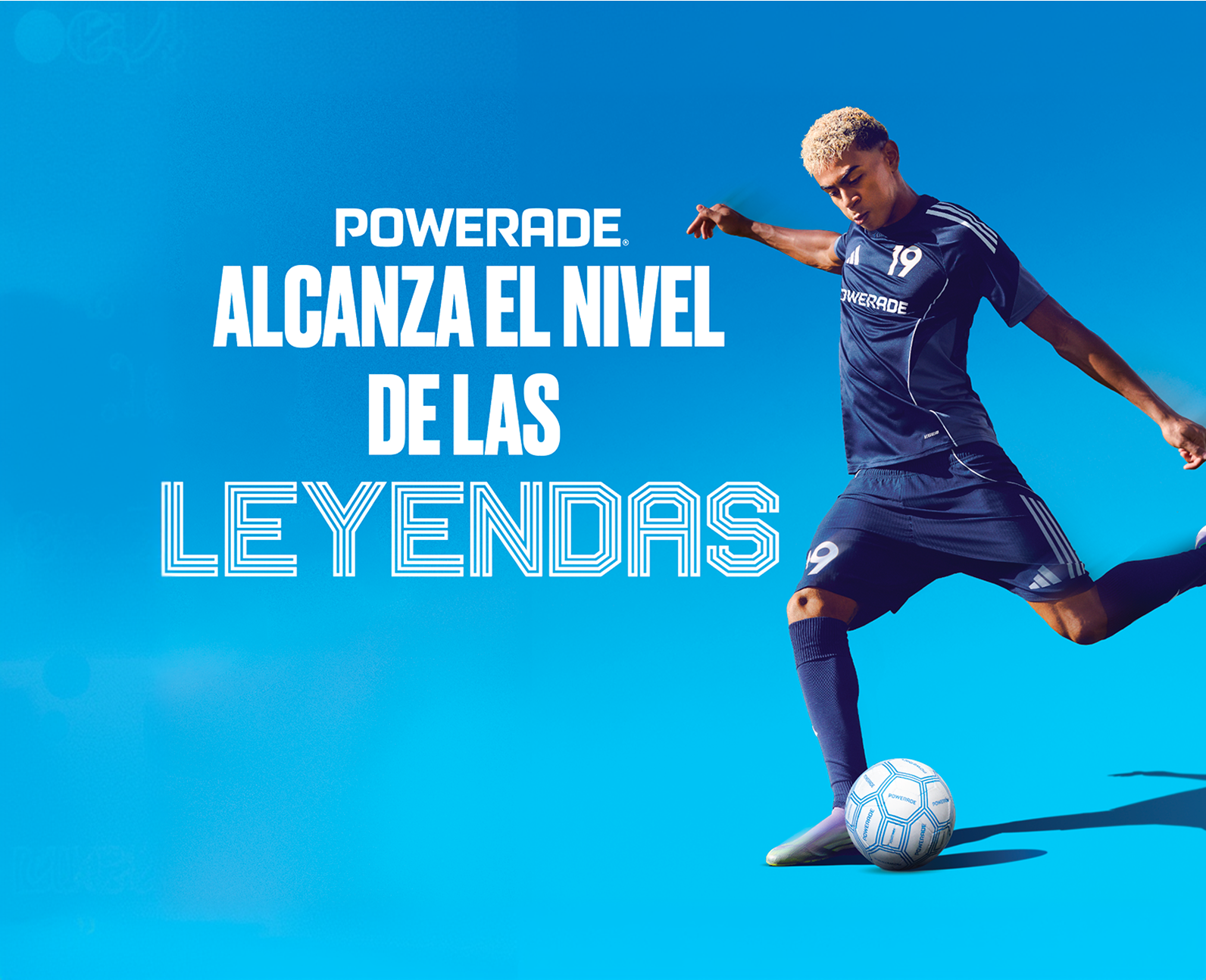 Joueur de soccer en uniforme bleu marine Powerade prêt à frapper un ballon décoré sur fond bleu vif avec grand texte blanc.