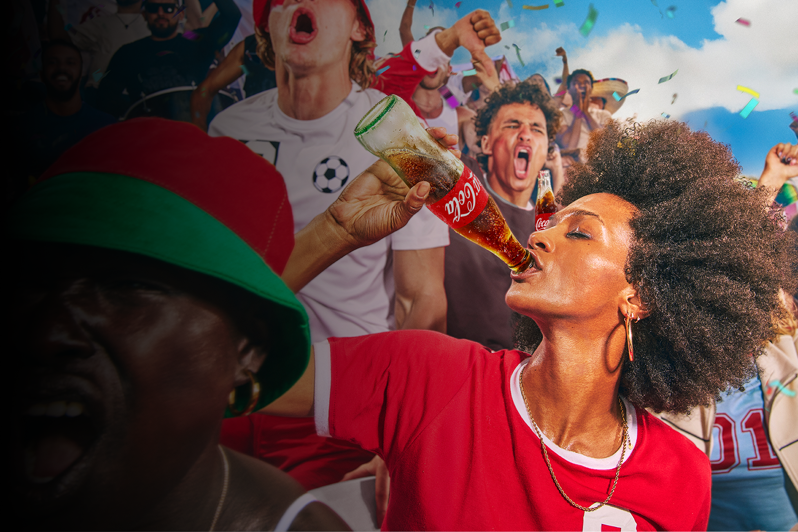 Foule de partisans de soccer célébrant dans un stade, une personne en chandail rouge buvant une bouteille de Coca‑Cola au milieu des confettis.