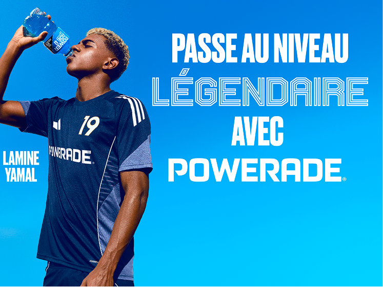 Joueur de soccer en uniforme Powerade bleu marine buvant une bouteille sportive bleue devant un fond bleu avec un grand texte en français.