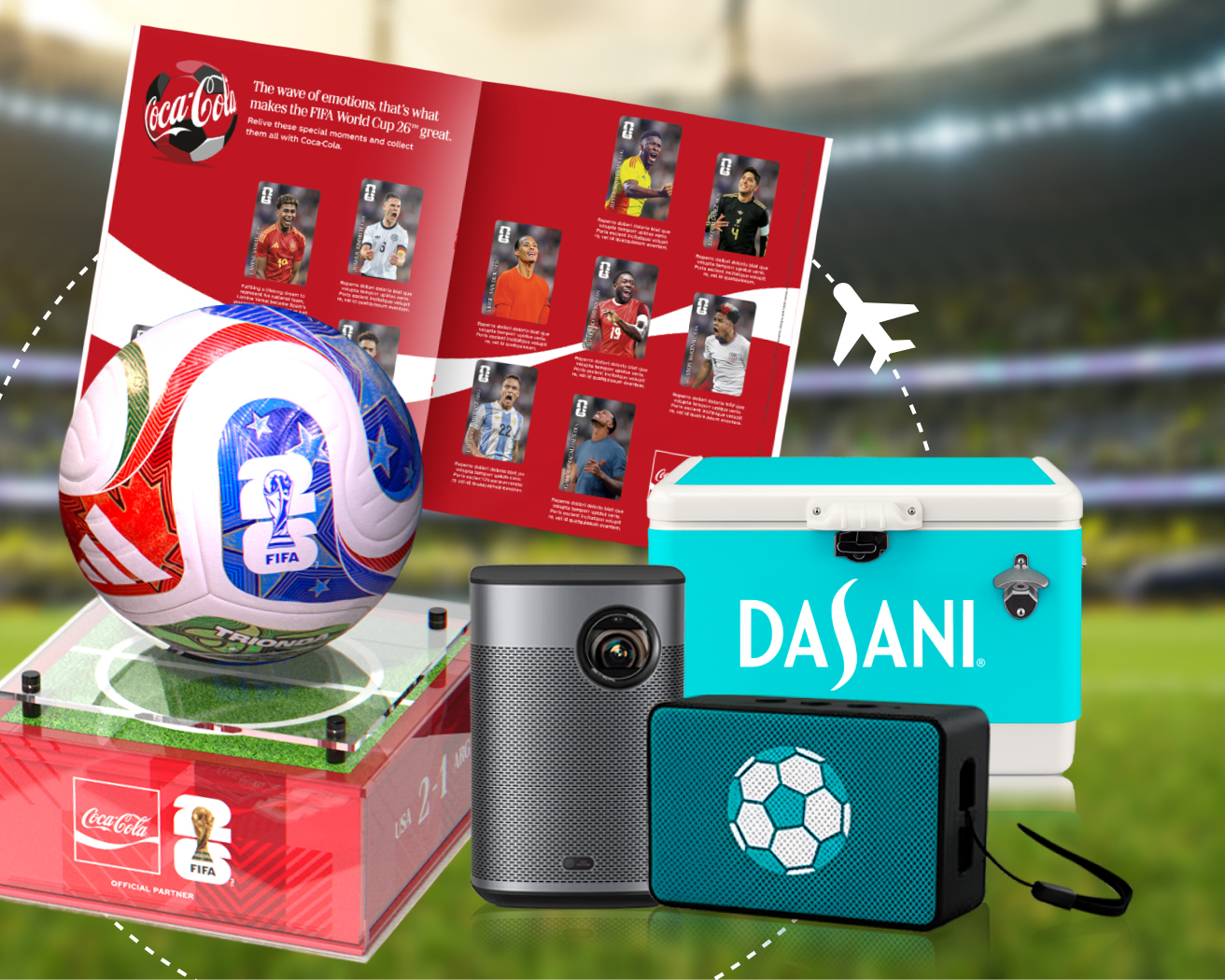 Présentation d’un ballon de soccer FIFA dans un boîtier de verre, d’un livret de cartes de joueurs, d’un projecteur, d’une glacière Dasani turquoise et d’un haut‑parleur sur fond de stade.