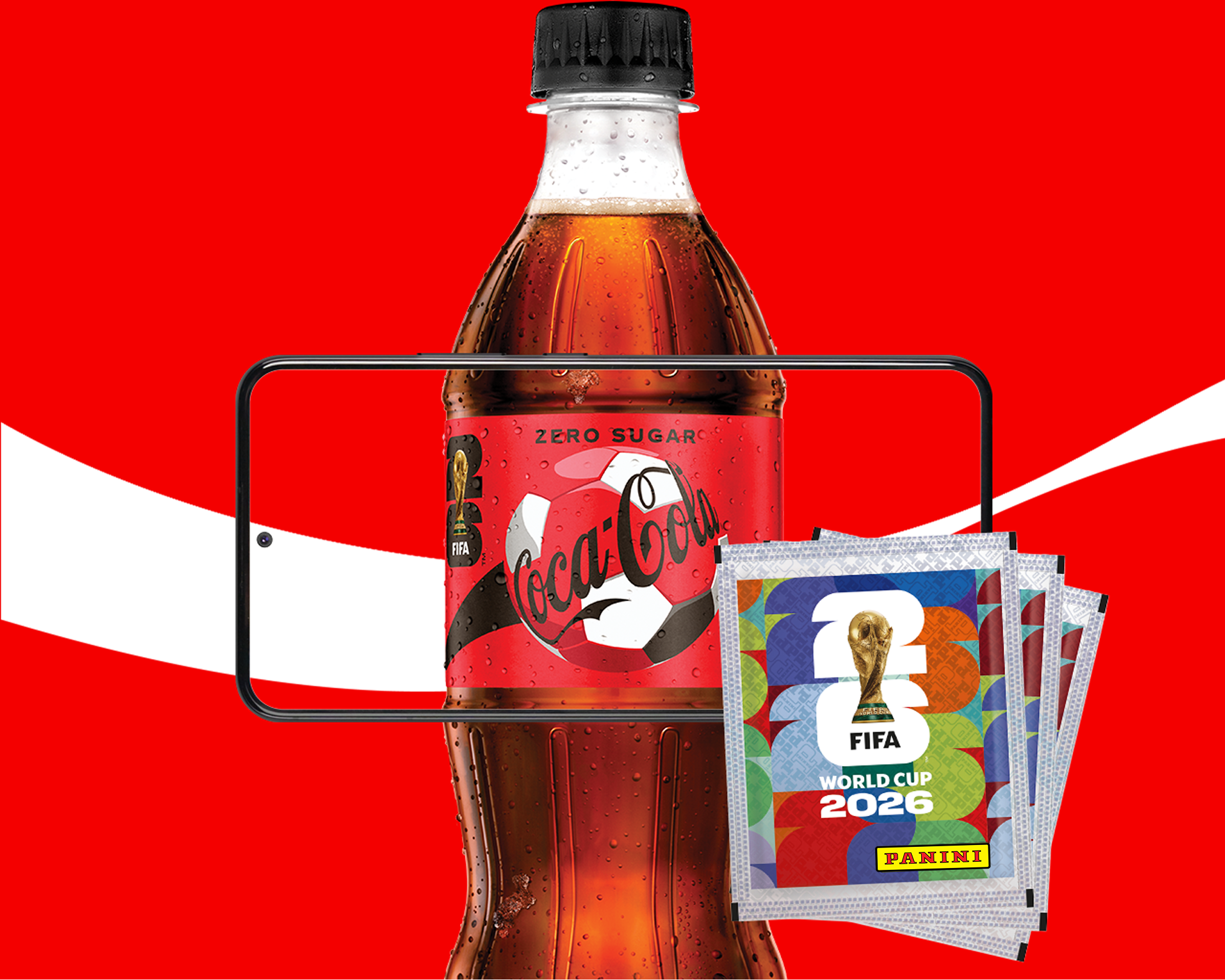 Gros plan d’une bouteille de Coca-Cola Zéro Sucre avec une pile d’autocollants Panini de la Coupe du Monde de la FIFA 2026™