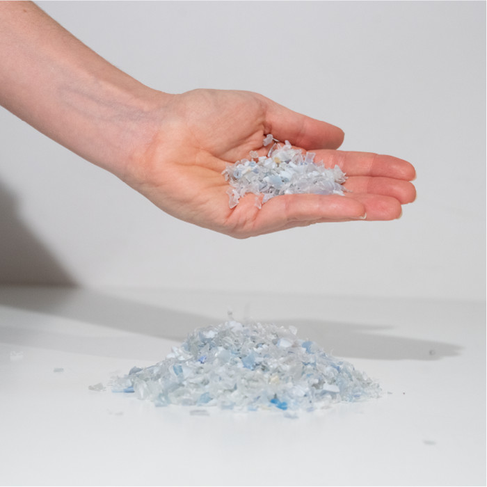 rPET-Flakes in einer Hand