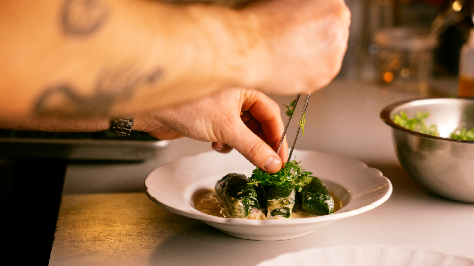 Capuns werden auf einem Teller angerichtet