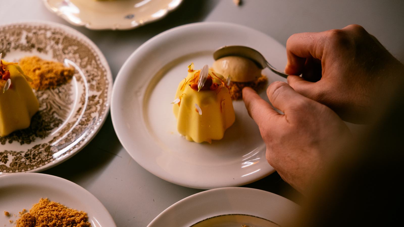 Auf dem weissen Teller ist eine Adaption der Aargauer Rüeblitorte zu sehen