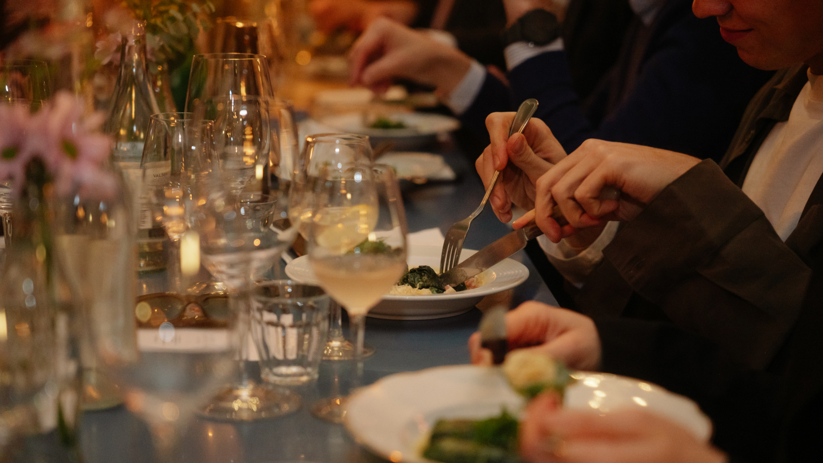 Der gedeckte Tisch mit der Vorspeise