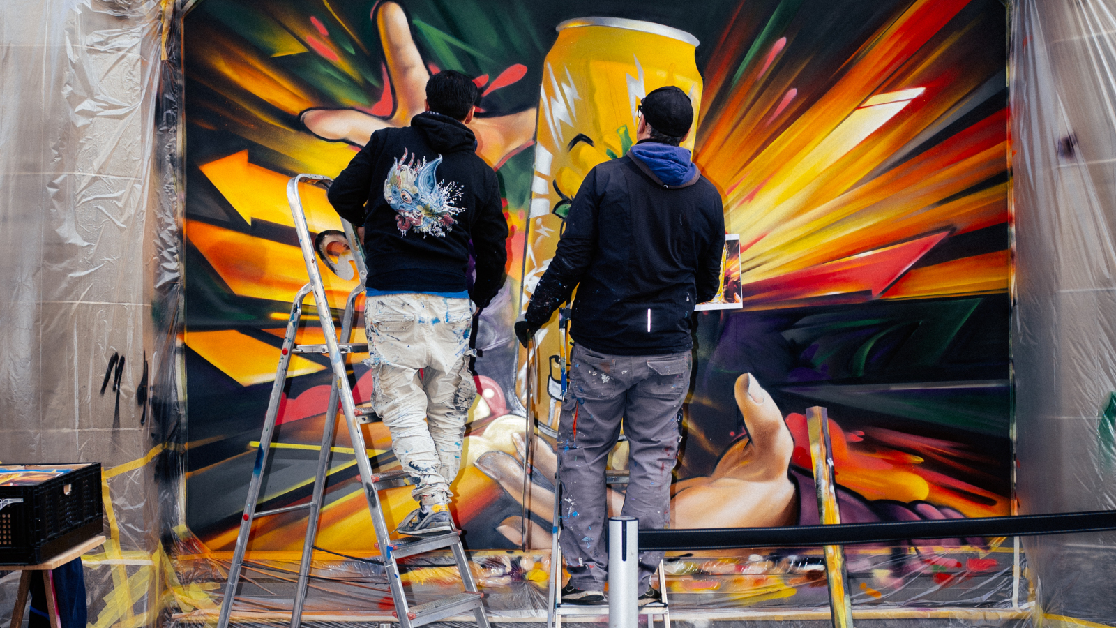 Alex Hohl und Redl besprühren ein Schaufenster