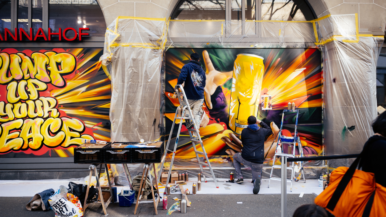 Alex Hohl und Redl besprühren ein Schaufenster