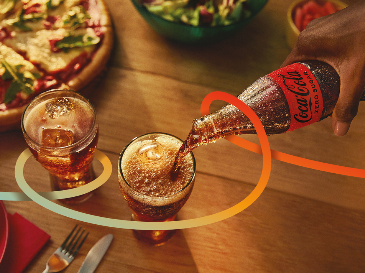 Zwei Gläser mit Coca-Cola gefüllt