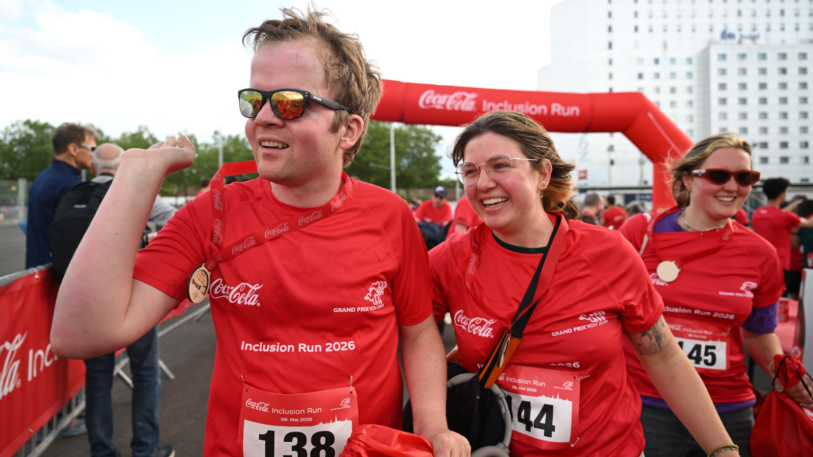 Un jeune homme et une jeune femme à l’arrivée, affichant un sourire fier.