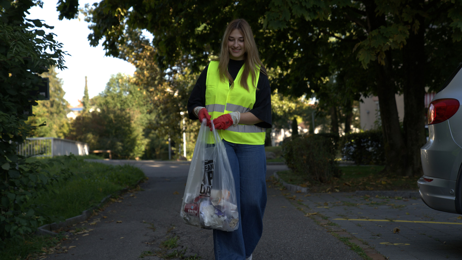 Saskia avec un sac poubelle lors du Clean-Up-Day
