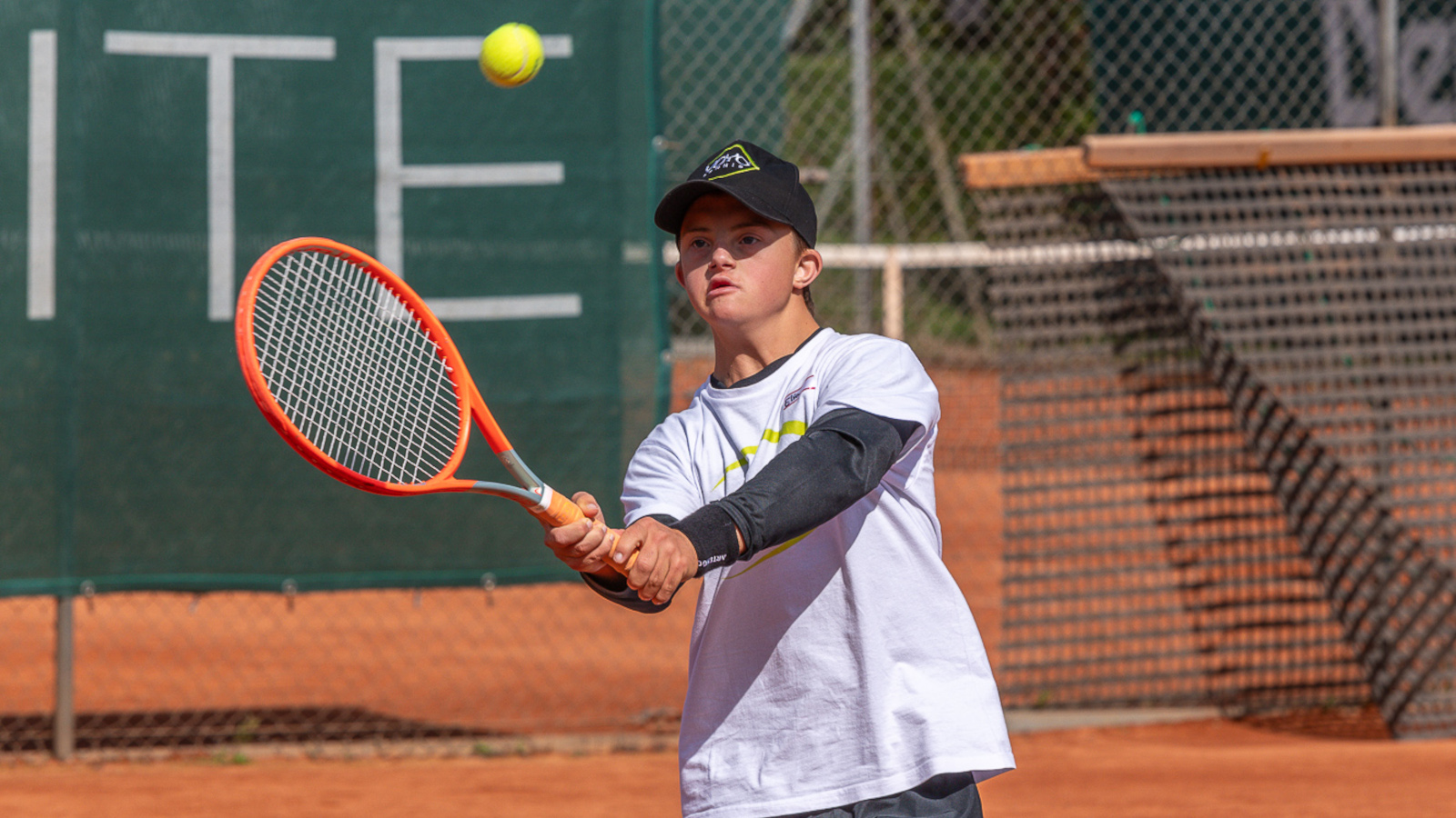 Junge spielt Tennis an den Special Olympics Regional Games in Nyon 2024