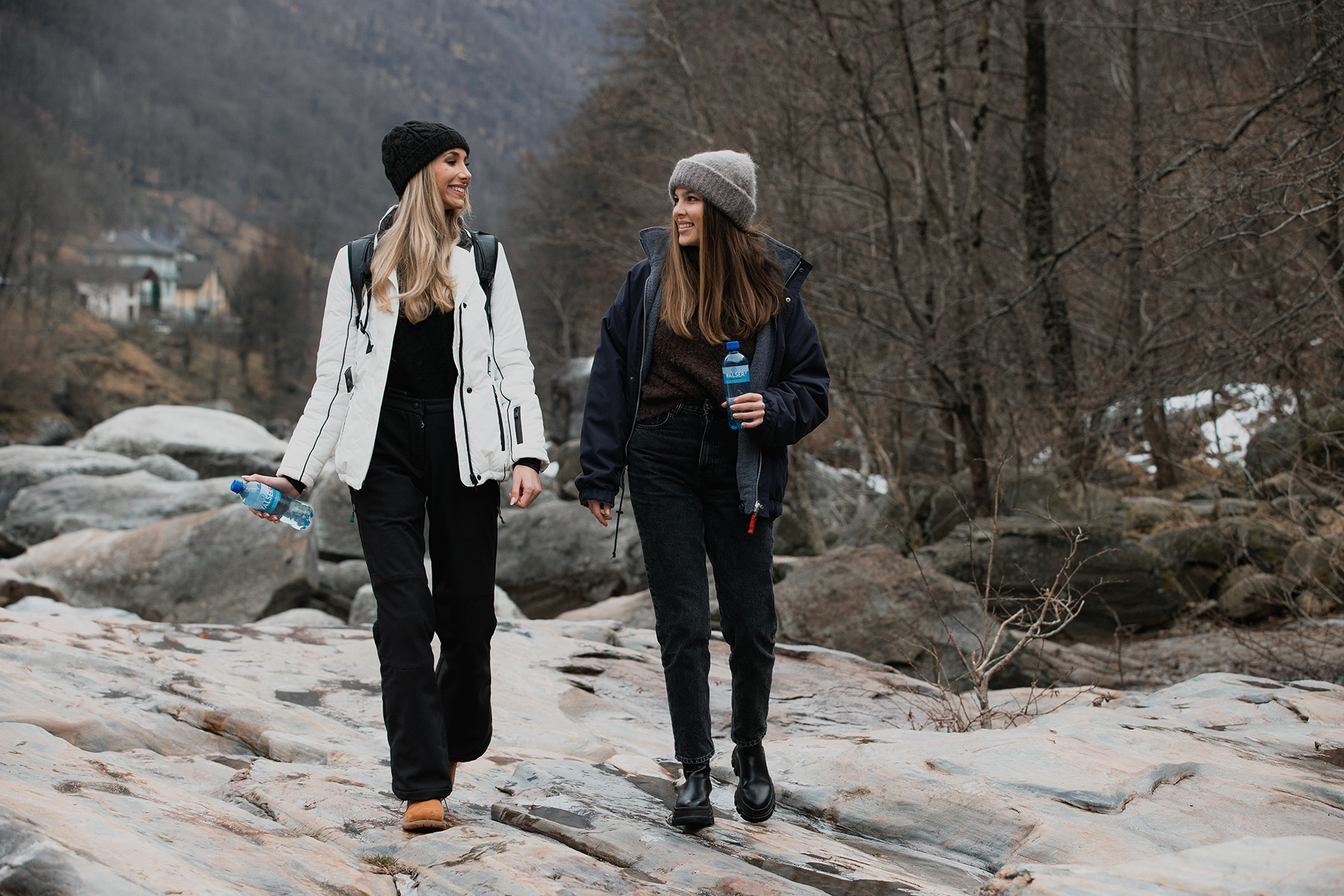 Zwei Frauen beim Wandern