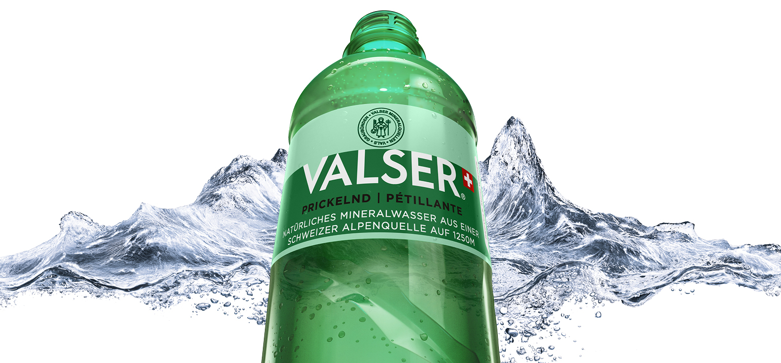 VALSER-PET-Flasche vor Wasser