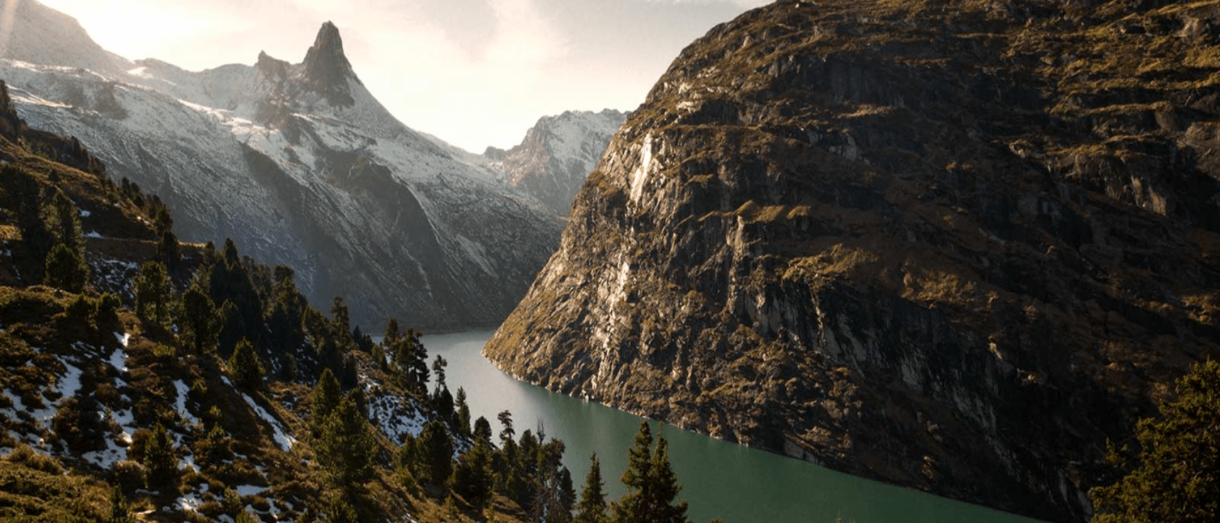 Paysage avec une rivière et une montagne
