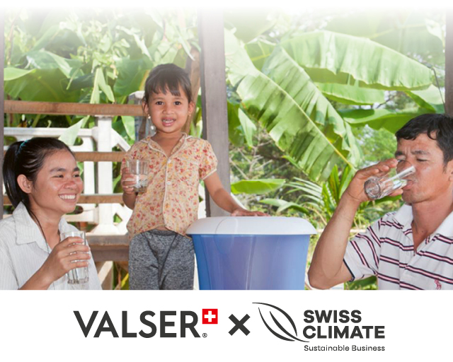 Parents et fillette buvant de l’eau