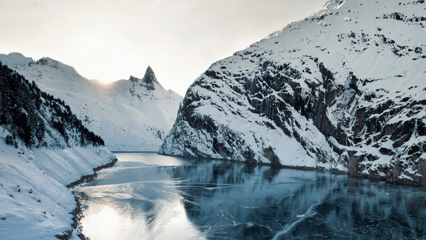 Lac de montagne avec sommets enneigés