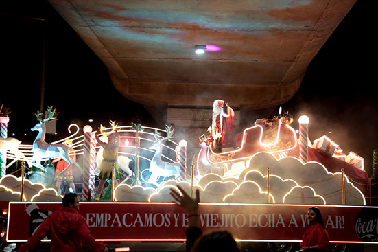 imagen de la caravana donde se ve una representación de Santa sobre un trineo