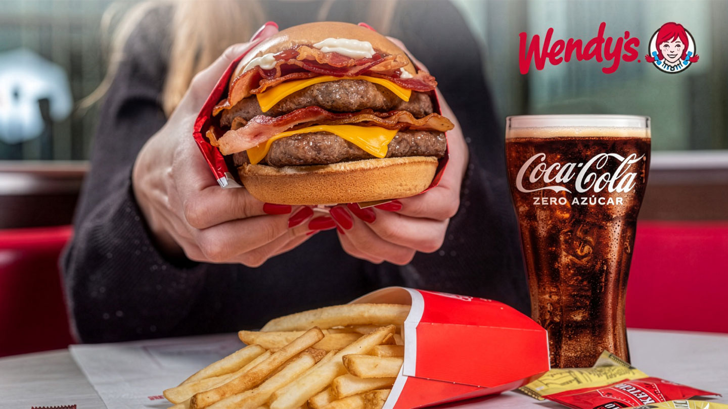 Hamburguesa de Wendy´s, acompañada con un vaso de Coca-Cola Zero Azúcar.
