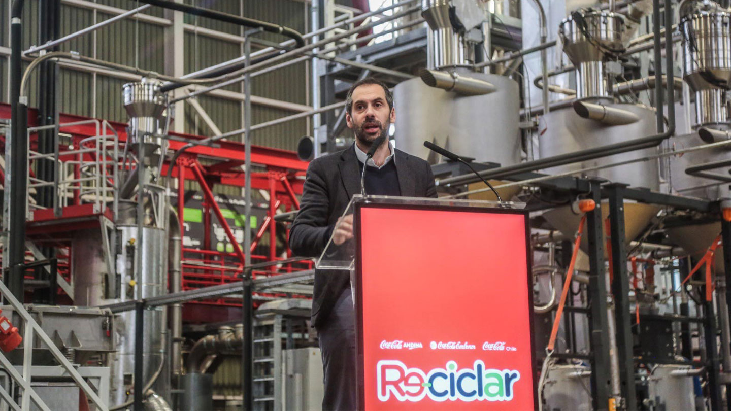 Ministro Grau dando una conferencia en la fábrica Re-Ciclar.