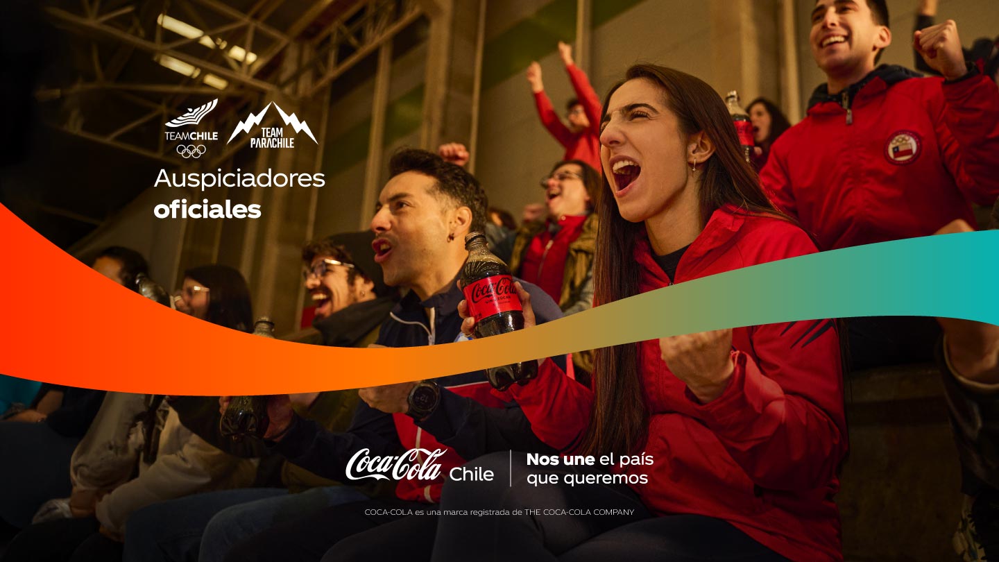 Fanáticos celebrando con entusiasmo en un evento deportivo, con botellas de Coca-Cola en mano.